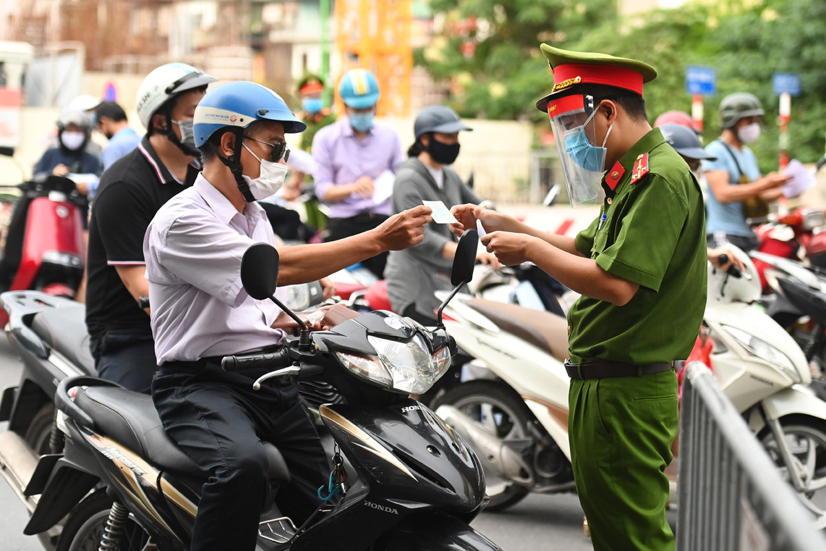 Kiểm tra giấy đi đường không phải để phạt mà vì sự an toàn của Nhân dân